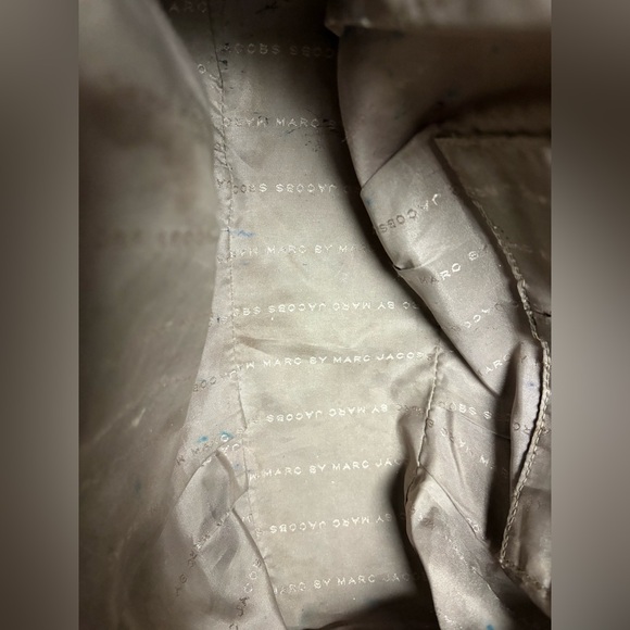 Marc Jacobs Gray Leather Shoulder Bag with Gold Accents - Picture 5 of 5